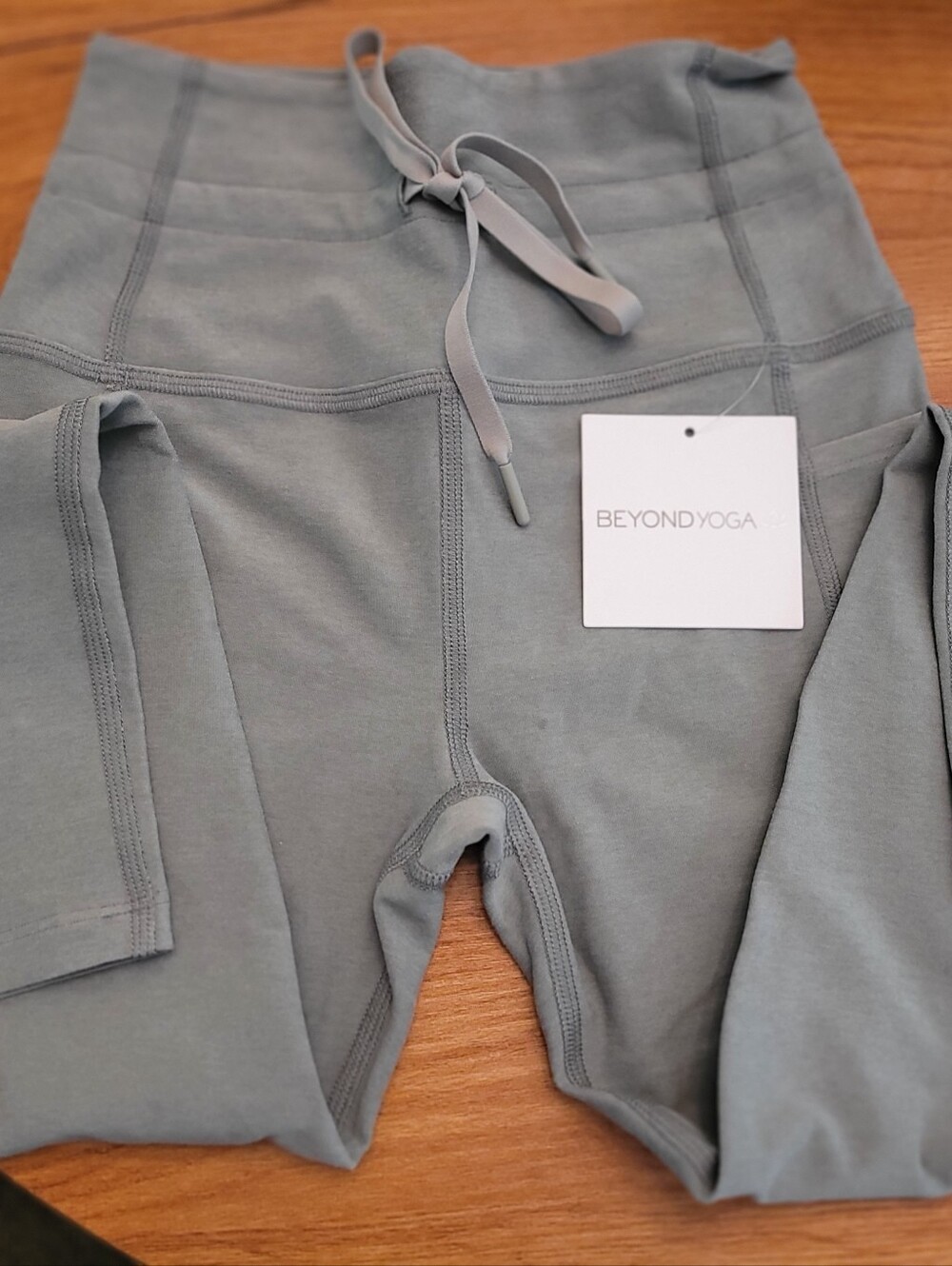 Beyond Yoga Womans Sage Green Pocket Leggings Size Small